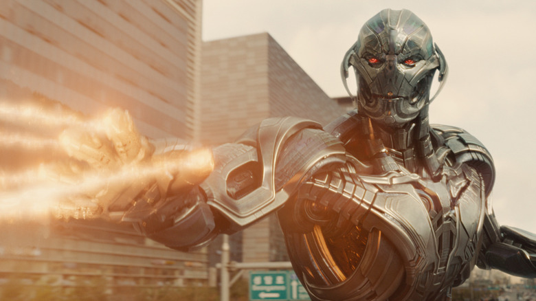 Ultron tire des lasers de sa main dans Avengers : l'ère d'Ultron (2015)