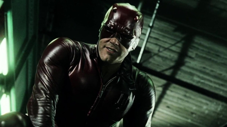 Daredevil se penche sur un voyou qu'il vient de vaincre dans Daredevil (2003)