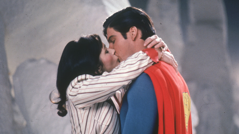 Superman embrassant Lois Lane dans Superman II (1980)