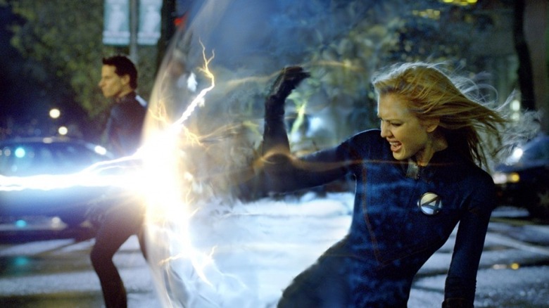 Sue Storm bloque un éclair avec un champ de force dans Les Quatre Fantastiques (2005)