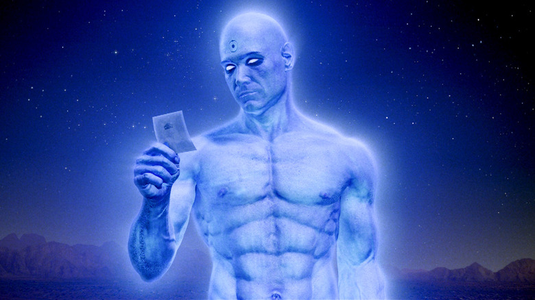 Docteur Manhattan regardant une photo dans Watchmen (2009)