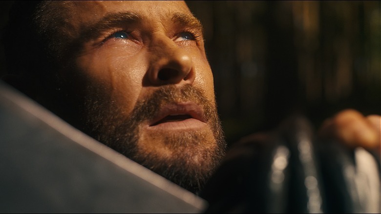 Thor regardant vers le ciel dans Avengers : Doomsday (2026)