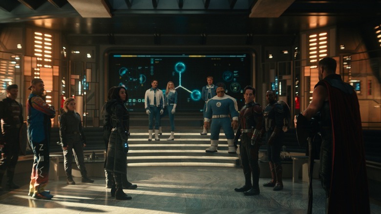 Thor offrant une conférence à divers super-héros dans la New Avengers Tower dans Avengers : Doomsday (2026)