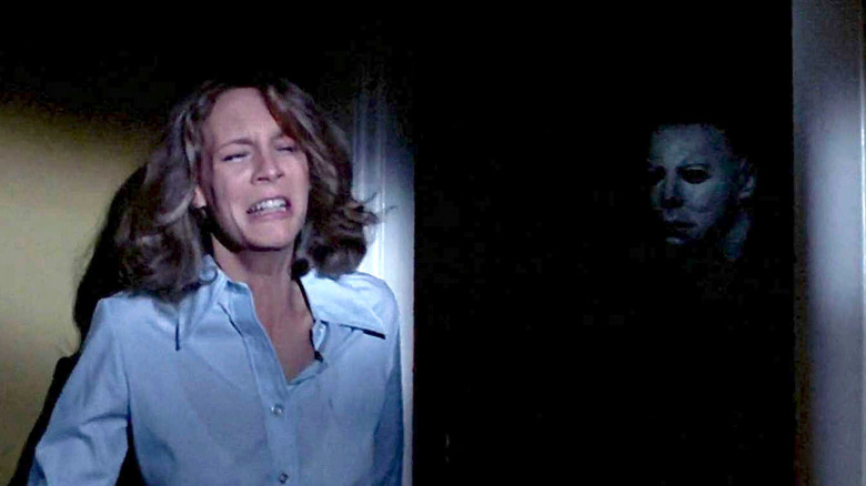 Laurie se cache de Michael dans Halloween (1978)
