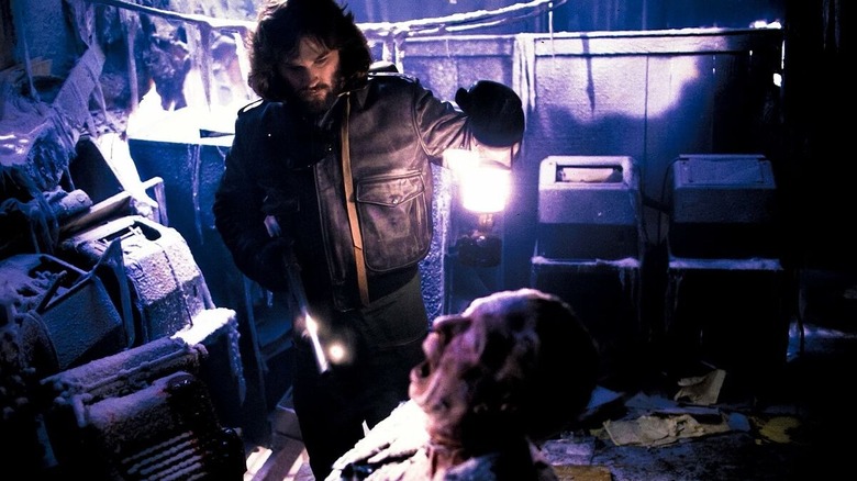 MacReady découvrant les cadavres dans The Thing (1982)