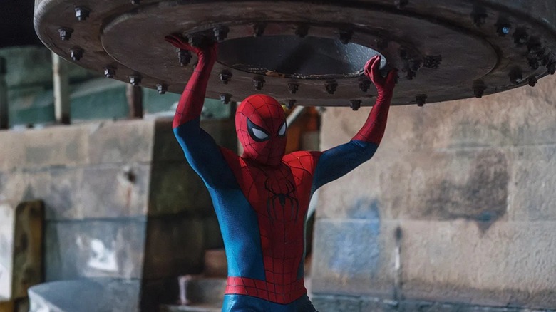 Peter Parker/Spider-Man bloque l'entrée d'un tank dans Spider-Man : Brand New Day (2026)