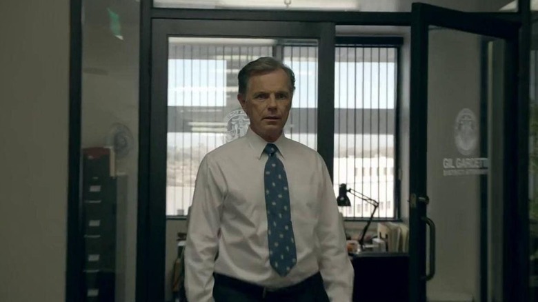 Gil Garcetti devant son bureau