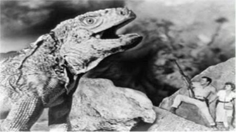 Deux humains se battant avec la bête adverse du Roi Dinosaure (1955)