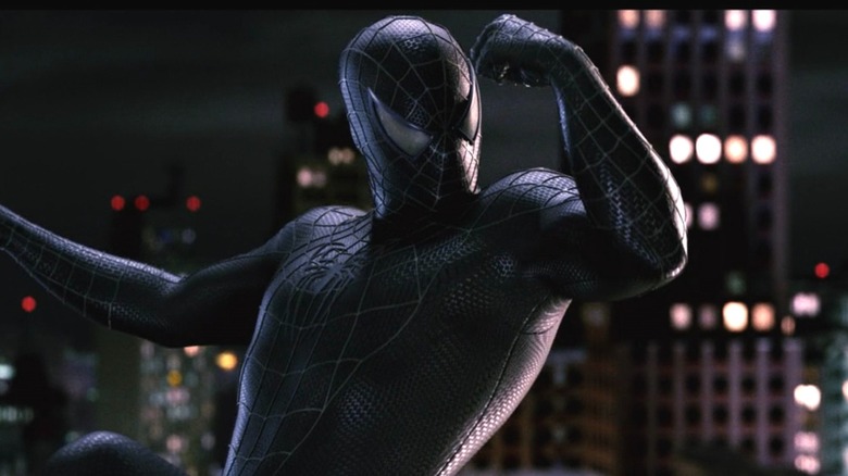 Peter Parker admirant son costume de symbiote 