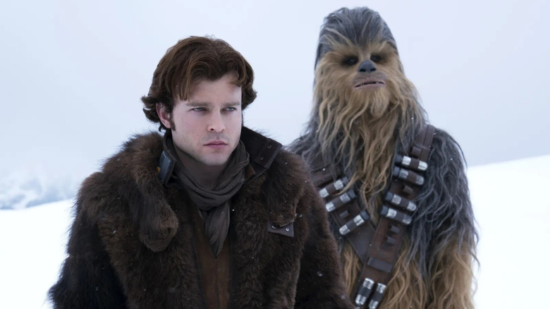 Han et Chewbacca dans la neige dans Solo : A Star Wars Story (2018)