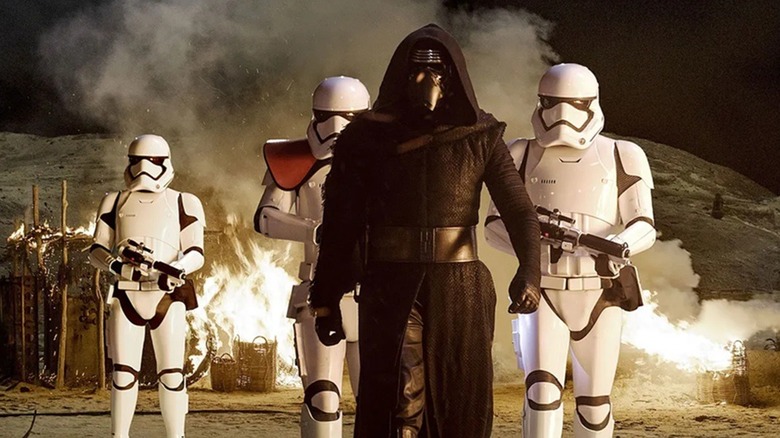 Kylo Ren marchant avec les Stormtroopers dans Star Wars : Le Réveil de la Force (2015)