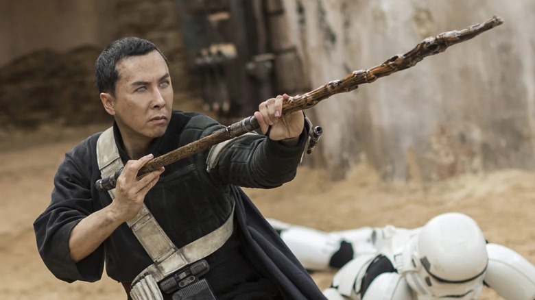 Chirrut Imwe après avoir remporté un combat dans Rogue One (2016)