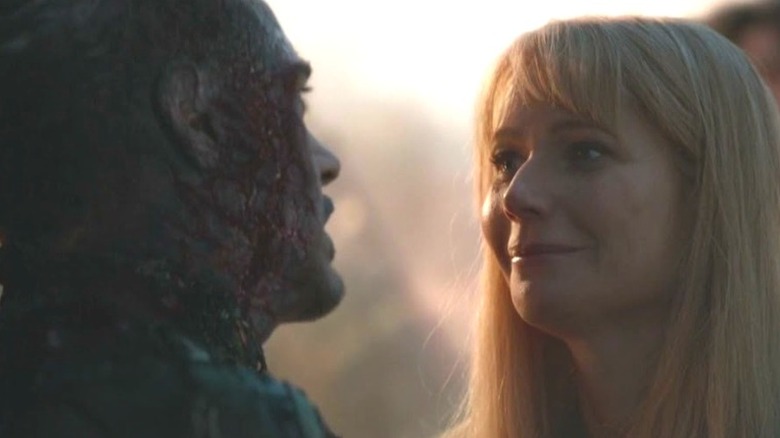 Pepper Potts pleure à côté de Tony Stark