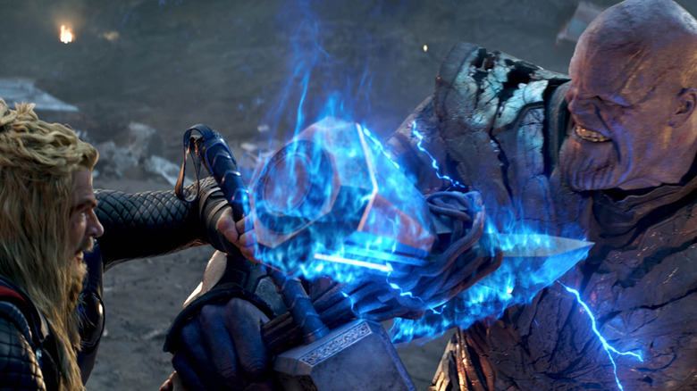 Thor combattant Thanos pour Mjolnir dans 