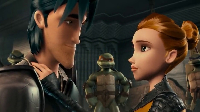 Casey Jones regarde avril