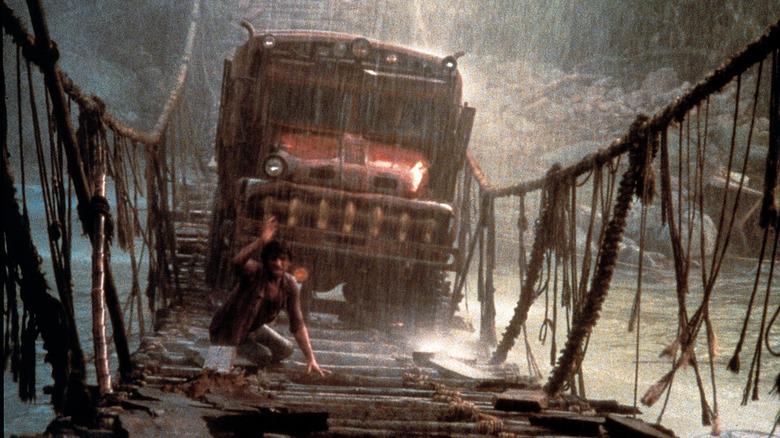 Un camion roule sur un pont qui s'effondre 