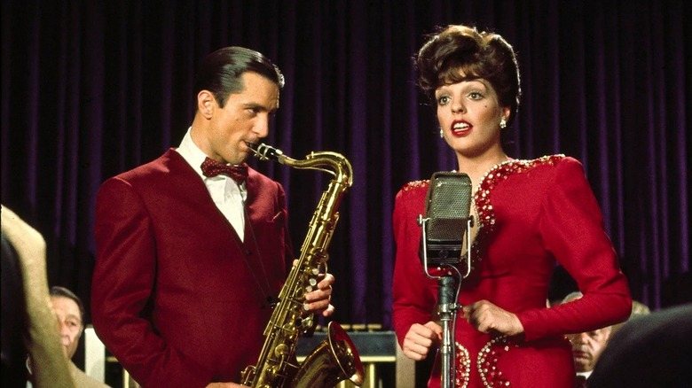 Jimmy joue du sax et Francine chante une chanson 