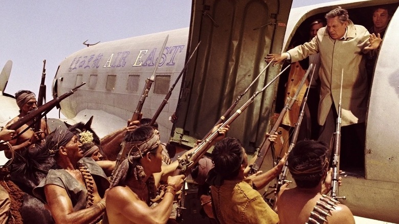 Richard Conway essayant de descendre d'un avion 