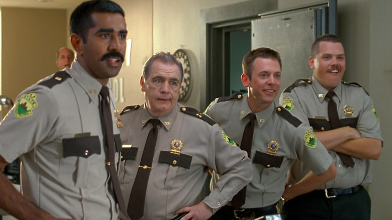 Thorny, O'Hagen, Rabbit et Rod debout dans une rangée dans Super Troopers