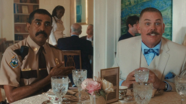 Thorny et Rod assis ensemble à une table dans Super Troopers 3