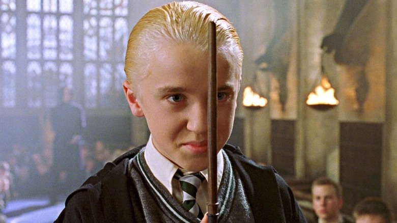 Draco tenant sa baguette devant lui