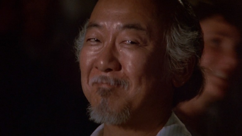 M. Miyagi regarde avec une expression suffisante.