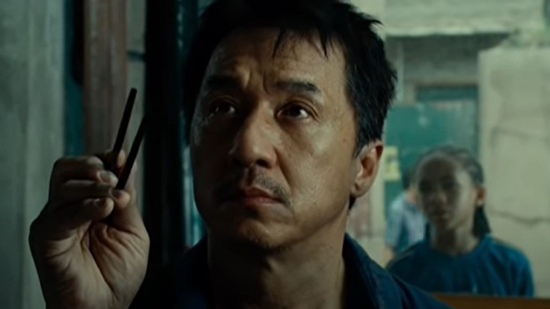 Jackie Chan dans le rôle de M. Han avec une paire de baguettes.