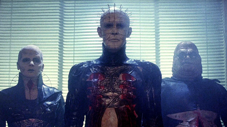 Pinhead menant les Cénobites