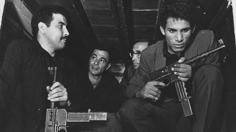 Les guérilleros algériens se préparent à attaquer lors de la bataille d'Alger (1966)