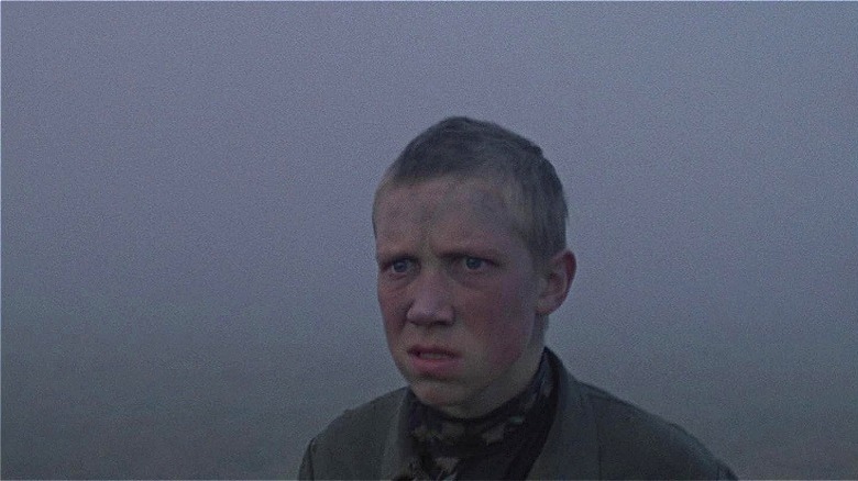 Flyora debout dans le brouillard dans Come and See (1985)