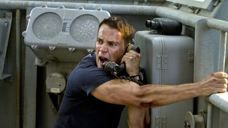 Alex Hopper appelle à l'aide dans Battleship (2012)