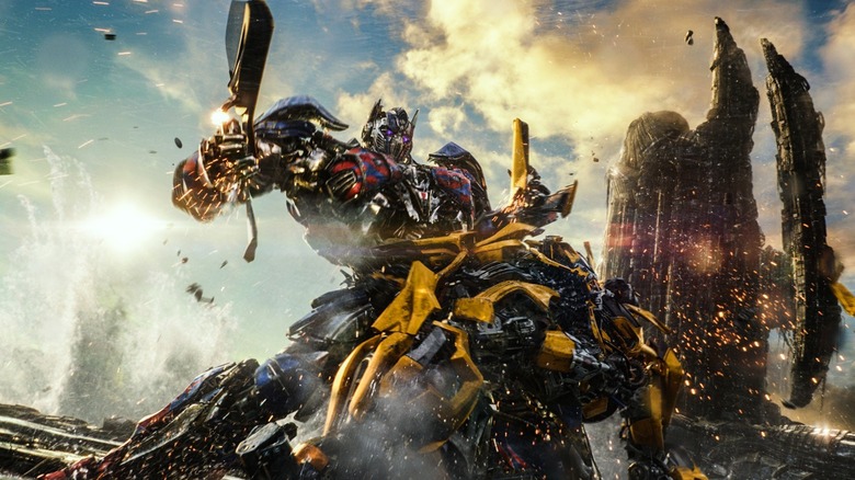 Optimus Prime et Bumblebee s'affrontent dans Transformers : The Last Knight (2017)