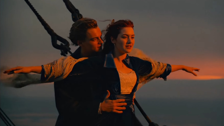Rose écarte les bras pendant que Jack la tient