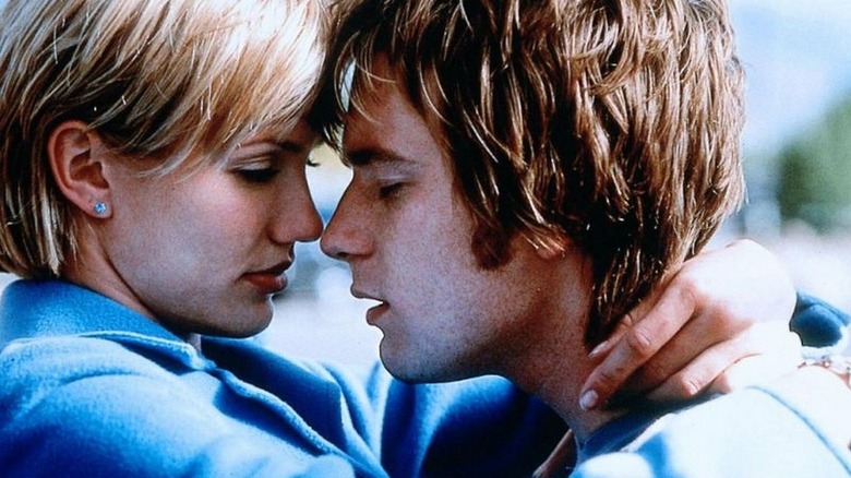 Robert et Céline s'embrassent dans Une vie moins ordinaire (1997)
