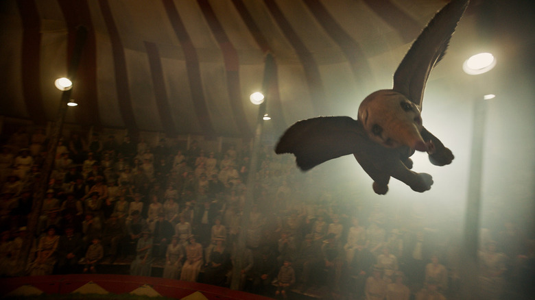 Dumbo reprend son envol dans Dumbo (2019)