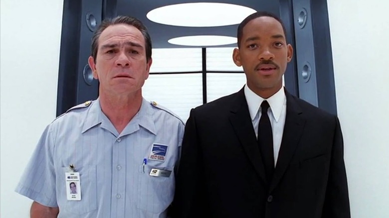 Les agents K et J entrent dans les locaux de Men in Black dans Men in Black II