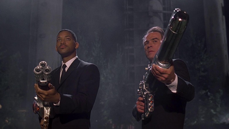 Agents K et J tenant des armes dans Men in Black