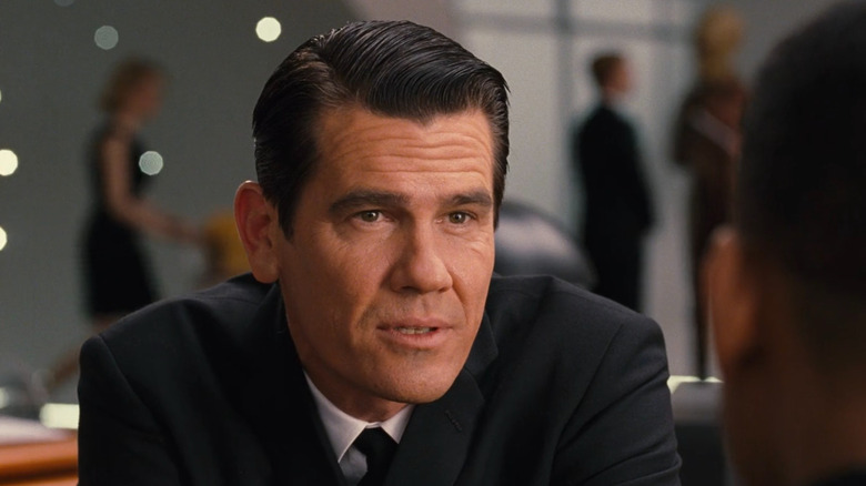 Le jeune agent K parle à l'agent J dans Men in Black 3
