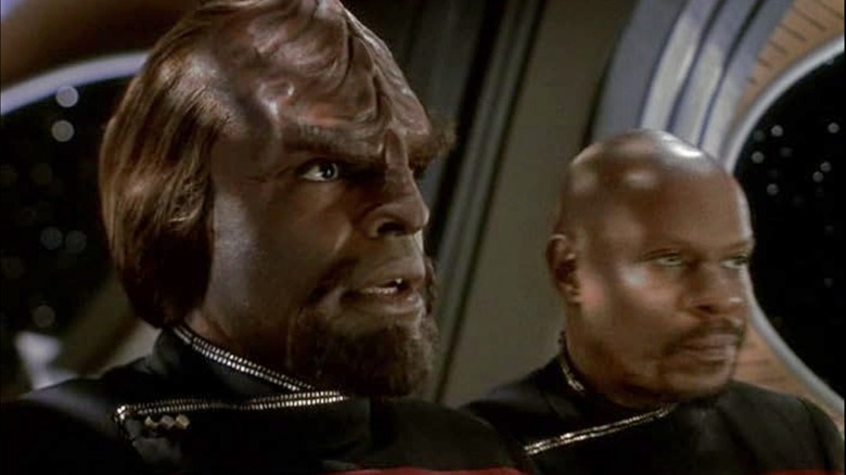 Work et Sisko regardent les événements se dérouler 