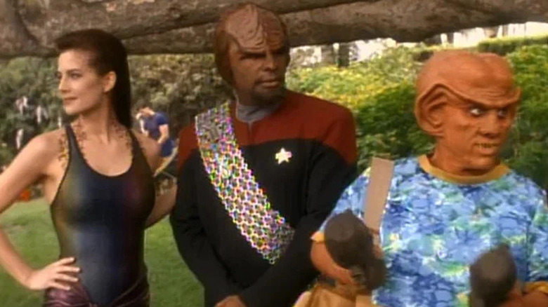 Jadzia Dax, Worf et Quark debout à l'extérieur sur 