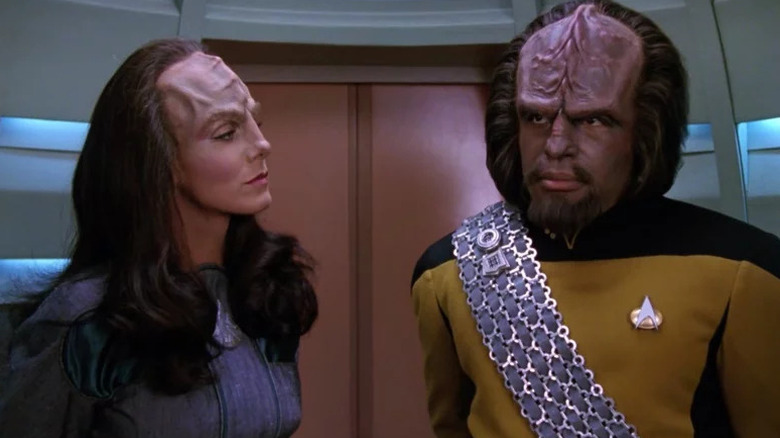 K'Ehleyr regarde Worf "Star Trek : La prochaine génération" (1987-1994)