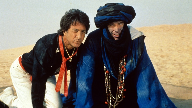 Les deux protagonistes d'Ishtar à la recherche d'un hélicoptère (1987)