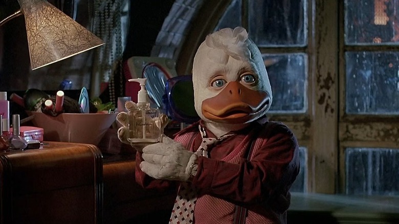 Howard regardant autour de l'appartement de Beverly dans Howard the Duck (1986)