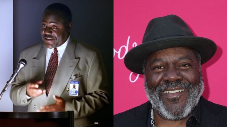 Elliot Gordon souriant microphone Frankie Faison chapeau