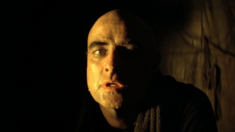 Kurtz dans l'ombre dans Apocalypse Now