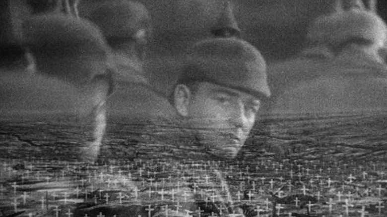 Paul regardant par-dessus son épaule dans All Quiet on the Western Front