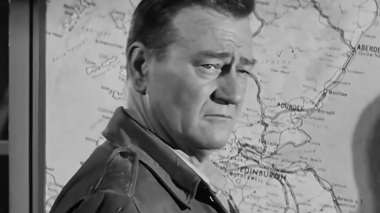 Lieutenant-colonel Benjamin H. Vandervoort debout devant une carte dans Le jour le plus long