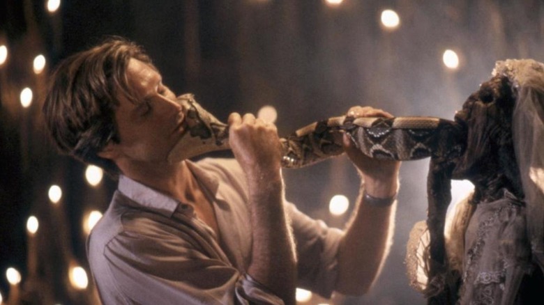 Le Dr Dennis participe à un rituel dans Le Serpent et l'Arc-en-ciel (1988)