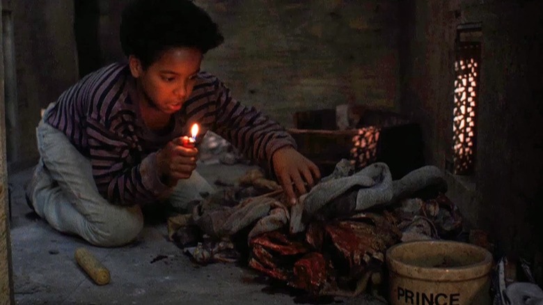 Fou explorant entre les murs dans The People Under the Stairs (1991)