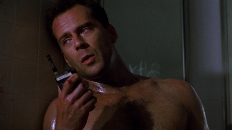 John McClane sur un talkie-walkie